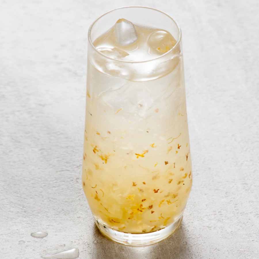 Iced osmanthus oolong tea with light floral color and elegant clarity.
