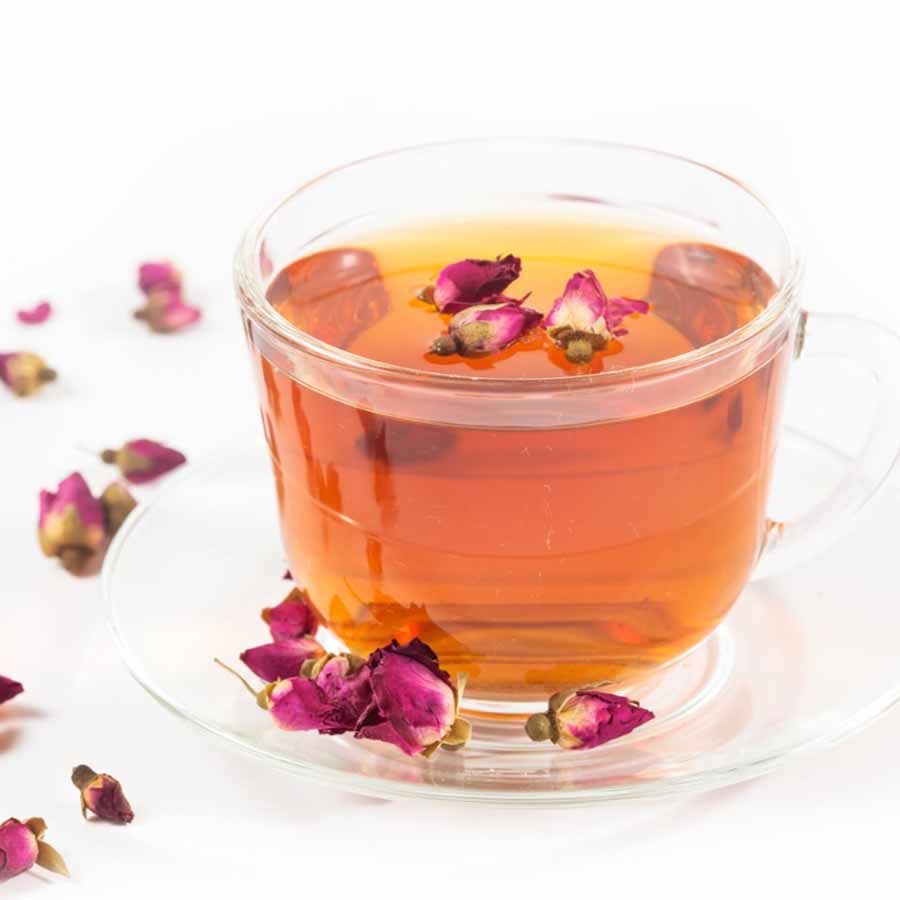 Rose Ceylon tea served in a clear glass with rose petals – elegant and floral.