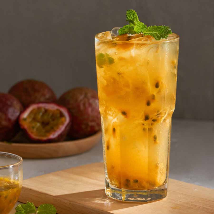 Four Seasons oolong tea blended with passionfruit for a tropical-style drink.