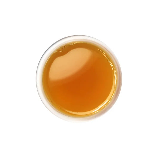 Brewed roasted oolong tea with bold amber hue and rich aroma.