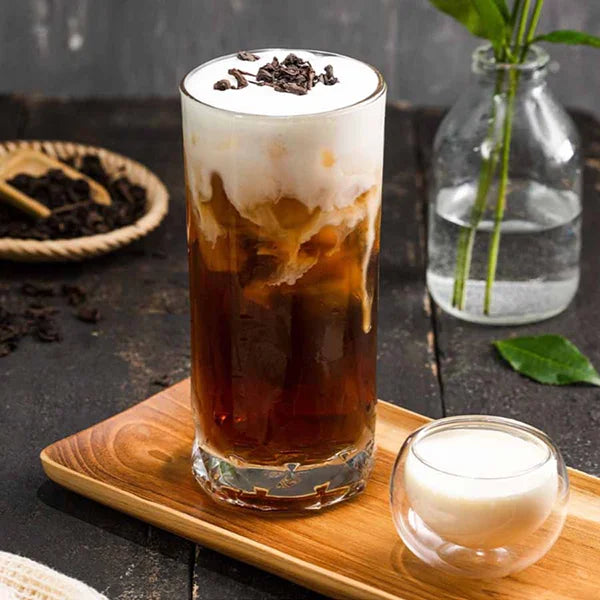 Roasted oolong cheese foam tea with creamy topping and iced presentation.