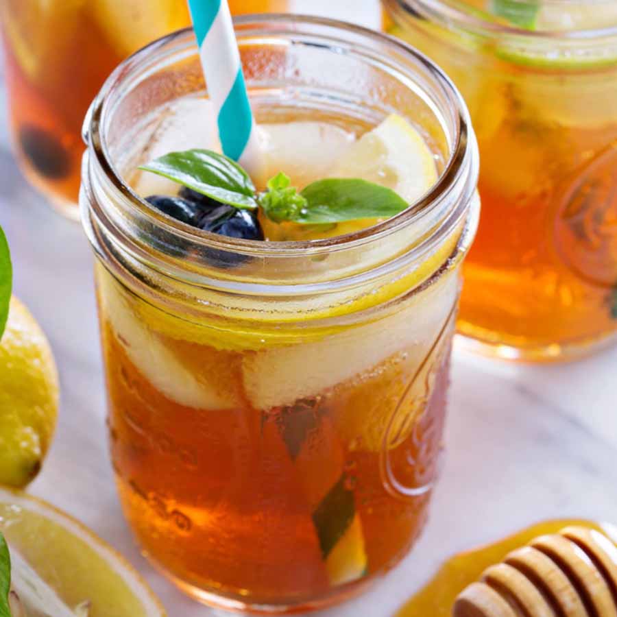 Iced Dong Ding oolong tea with lemon and honey – refreshing and balanced.